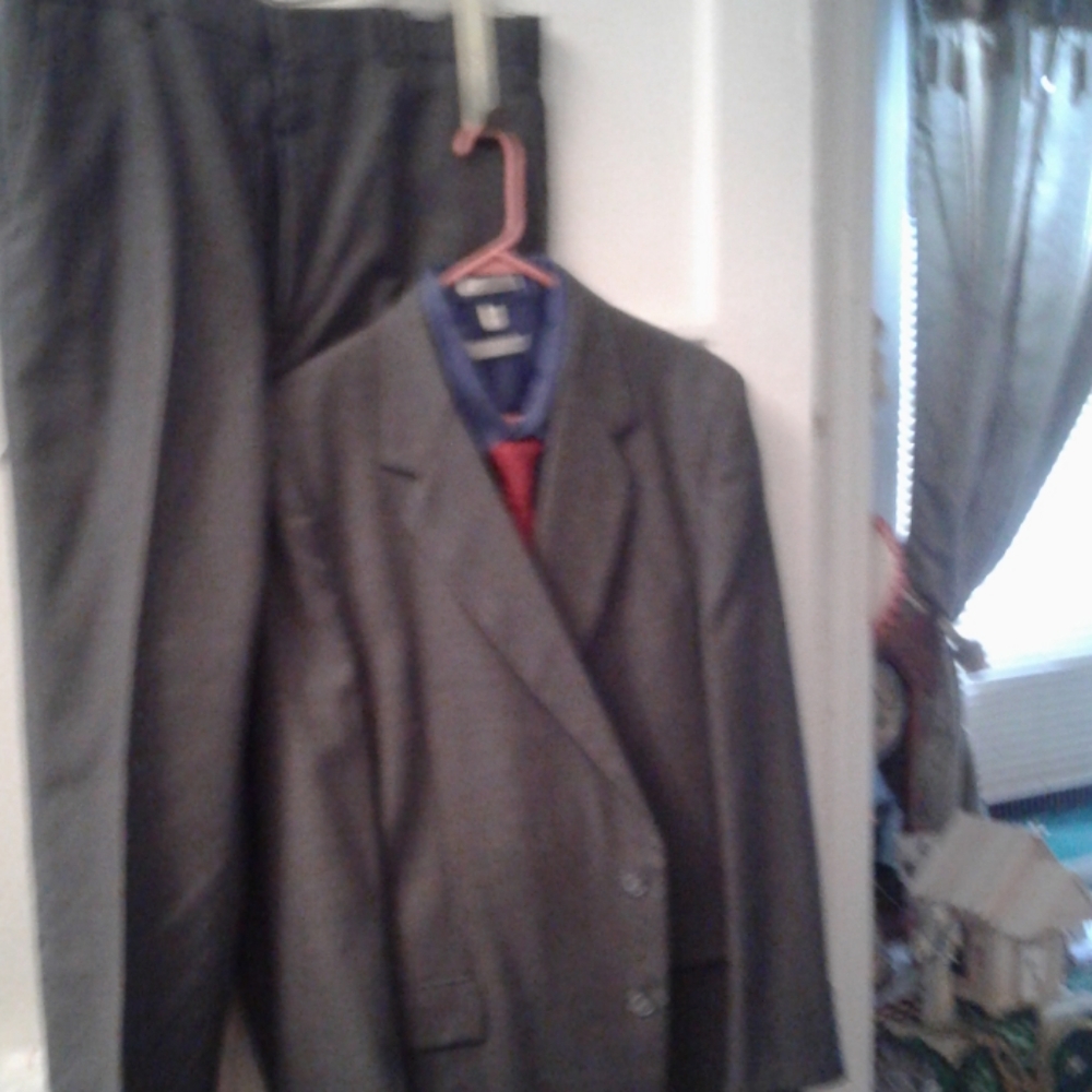 DOWNING STREET 2 BUTTON  SUIT(. NWOT)